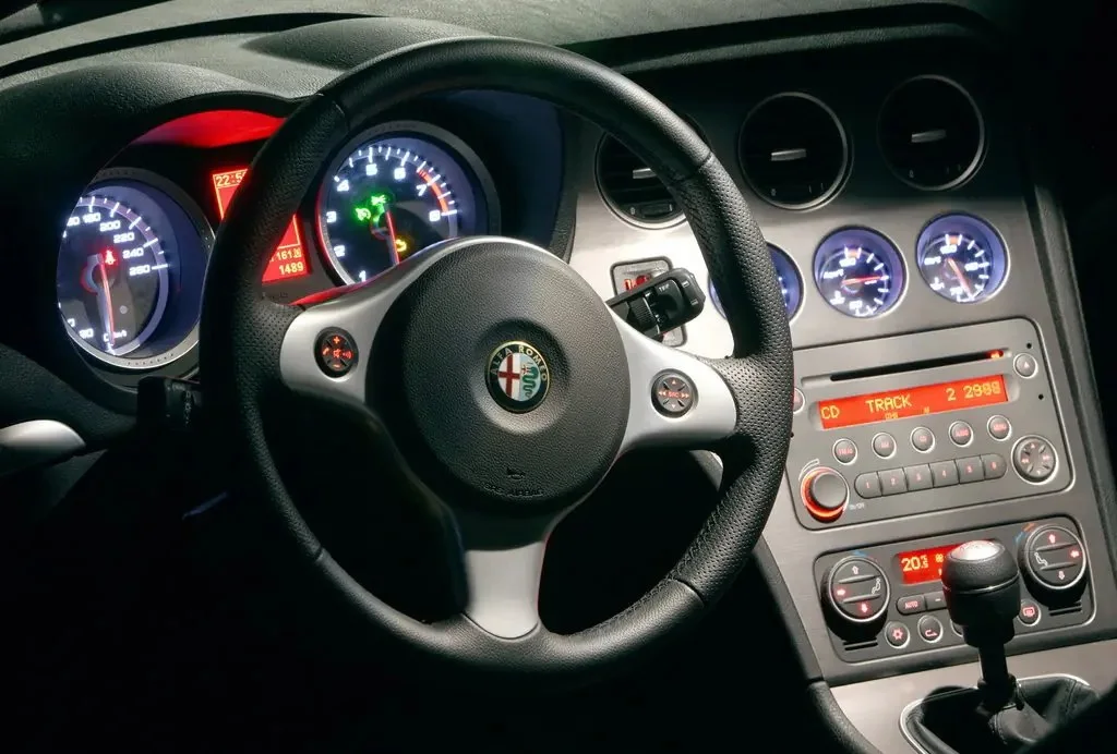 Фото Alfa Romeo Spider (2010) — интерьер. Общий план салона: панель, консоль и передние кресла Alfa Romeo Spider (2010) — интерьер
