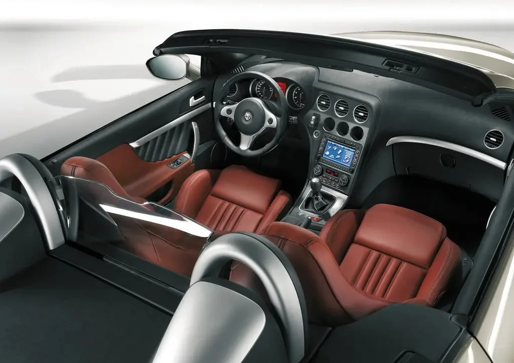 Фото Alfa Romeo Spider (2010) — интерьер, фото 2. Салон целиком: как расставлены кресла и что под рукой у водителя Alfa Romeo Spider (2010) — интерьер, фото 2