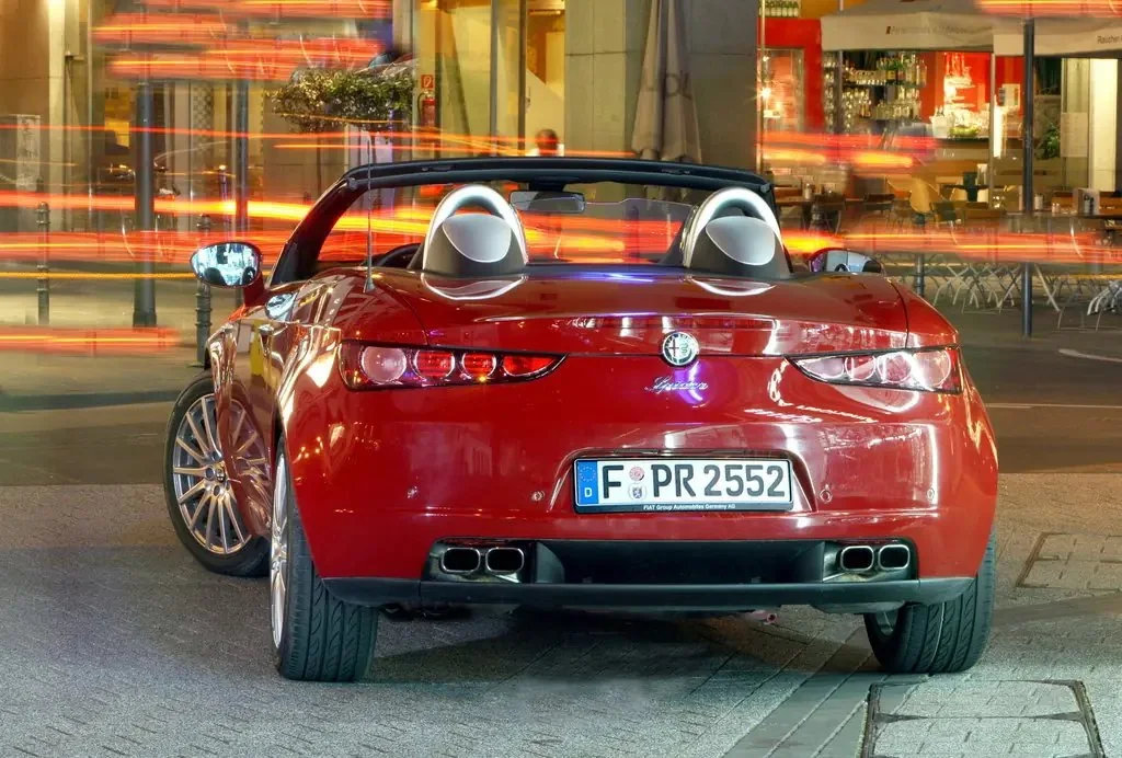 Фото Alfa Romeo Spider (2010) — вид сзади, фото 2. Задняя часть крупно: ширина кормы и выпускная система Alfa Romeo Spider (2010) — вид сзади, фото 2