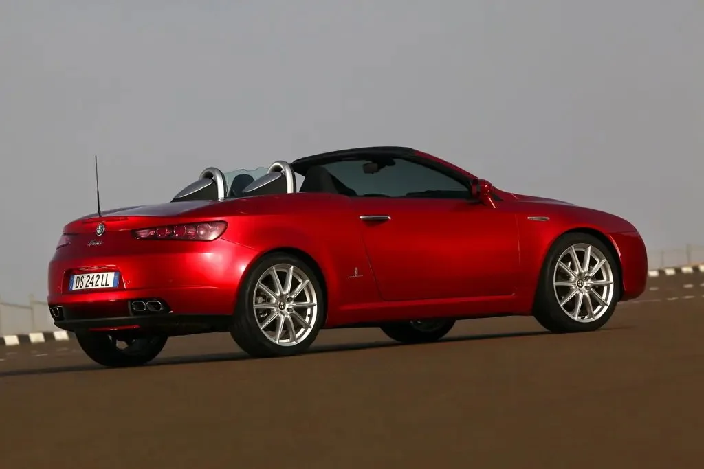 Фото Alfa Romeo Spider (2010) — вид сзади, фото 3. Сзади-сбоку: свес кормы и стойка пятой двери Alfa Romeo Spider (2010) — вид сзади, фото 3
