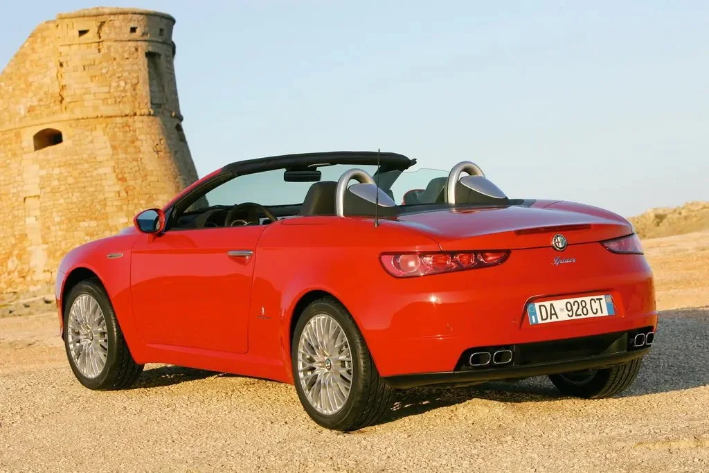 Фото Alfa Romeo Spider (2010) — вид сзади, фото 4. Корма: рисунок фонарей, бампер и оформление пятой двери Alfa Romeo Spider (2010) — вид сзади, фото 4