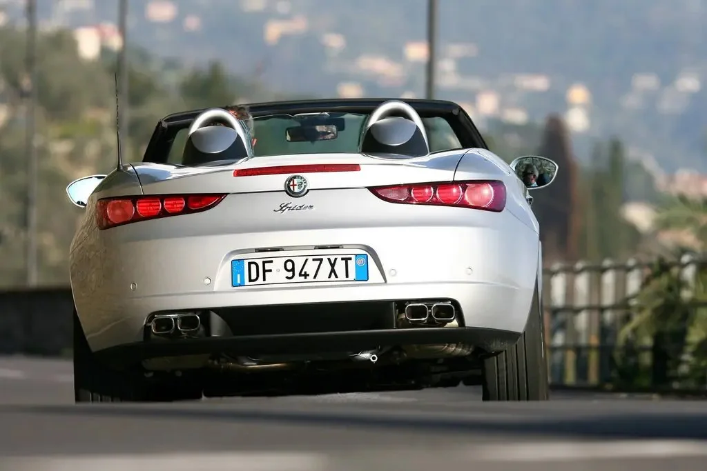 Фото Alfa Romeo Spider (2010) — вид сзади, фото 5. Задняя часть крупно: ширина кормы и выпускная система Alfa Romeo Spider (2010) — вид сзади, фото 5