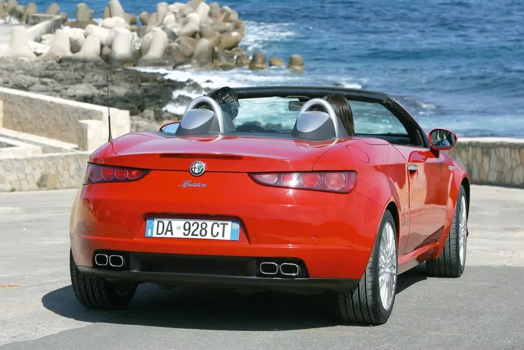 Фото Alfa Romeo Spider (2010) — вид сзади, фото 6. Сзади-сбоку: свес кормы и стойка пятой двери Alfa Romeo Spider (2010) — вид сзади, фото 6