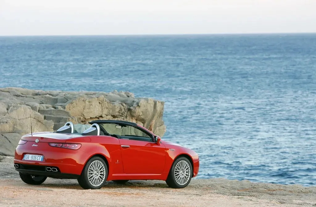 Фото Alfa Romeo Spider (2010) — вид сзади, фото 7. Корма: рисунок фонарей, бампер и оформление пятой двери Alfa Romeo Spider (2010) — вид сзади, фото 7