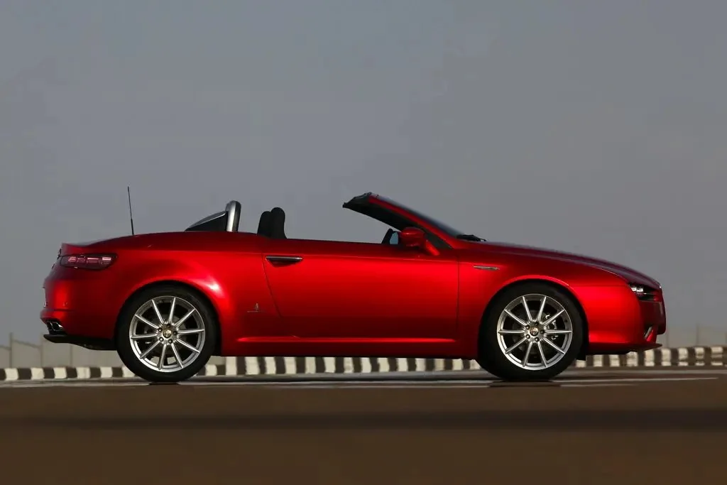 Alfa Romeo Spider (2010) — вид сбоку