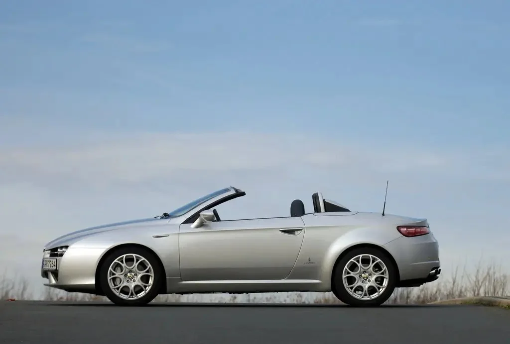 Фото Alfa Romeo Spider (2010) — вид сбоку, фото 2. Вид сбоку целиком: колёсная база и размер арок Alfa Romeo Spider (2010) — вид сбоку, фото 2