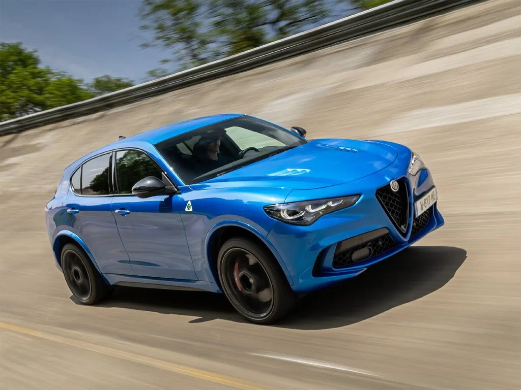 Фото Alfa Romeo Stelvio (2023) — внешний вид, фото 4. Общий вид машины снаружи Alfa Romeo Stelvio (2023) — внешний вид, фото 4