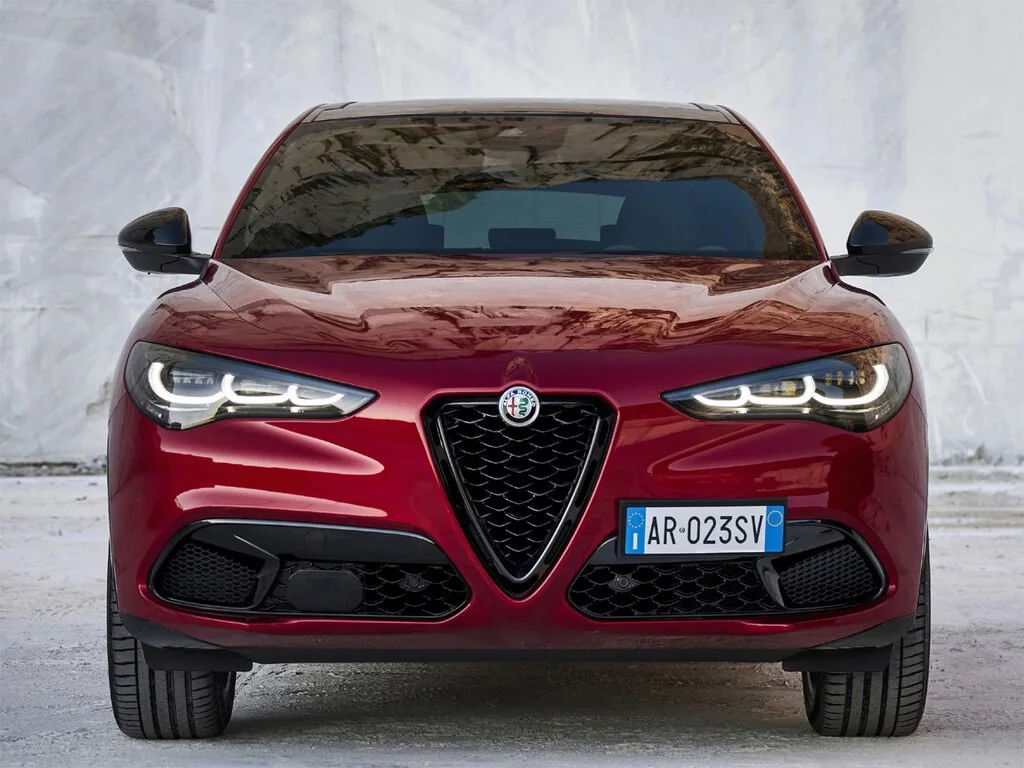 Alfa Romeo Stelvio (2023) — вид спереди, фото 2