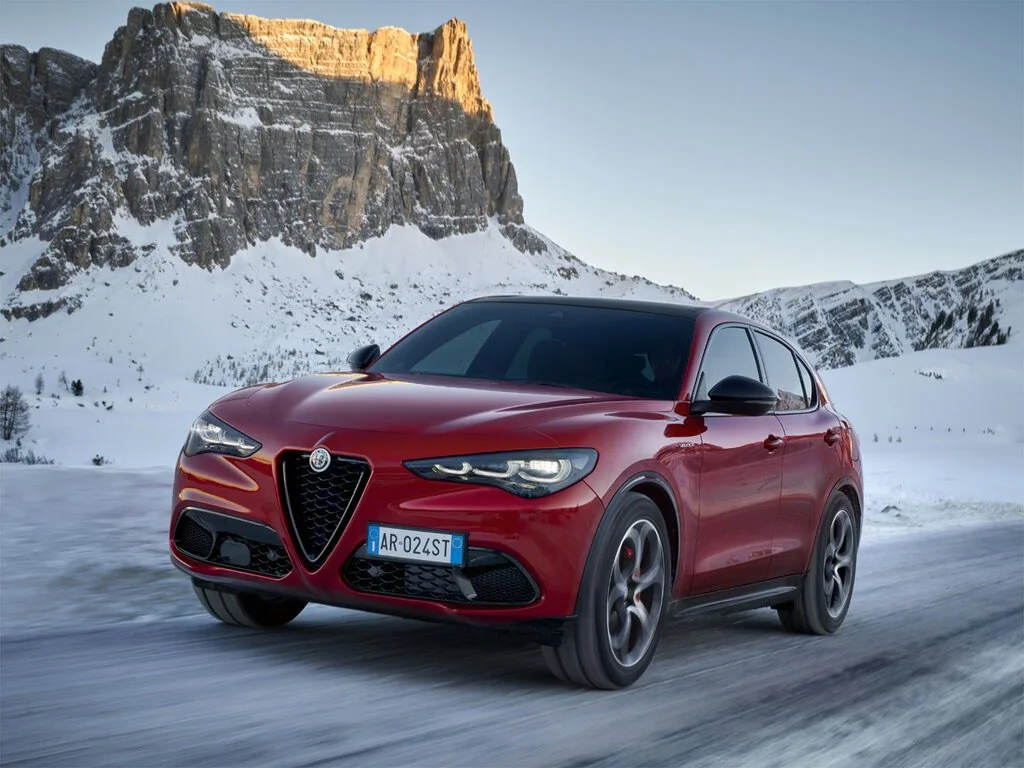 Alfa Romeo Stelvio (2023) — вид спереди, фото 3