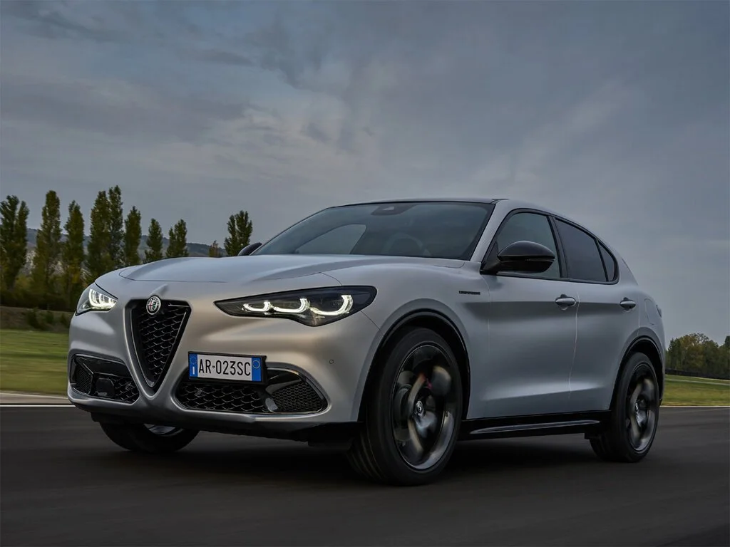 Фото Alfa Romeo Stelvio (2023) — вид спереди, фото 4. Анфас: решётка, форма фар и бампер — по ним модель и узнают на дороге Alfa Romeo Stelvio (2023) — вид спереди, фото 4