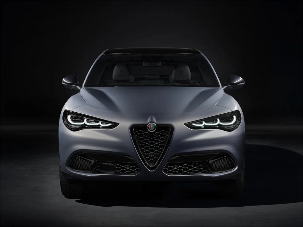 Фото Alfa Romeo Stelvio (2023) — вид спереди, фото 5. Передняя часть крупно: рисунок ходовых огней и воздухозаборники Alfa Romeo Stelvio (2023) — вид спереди, фото 5