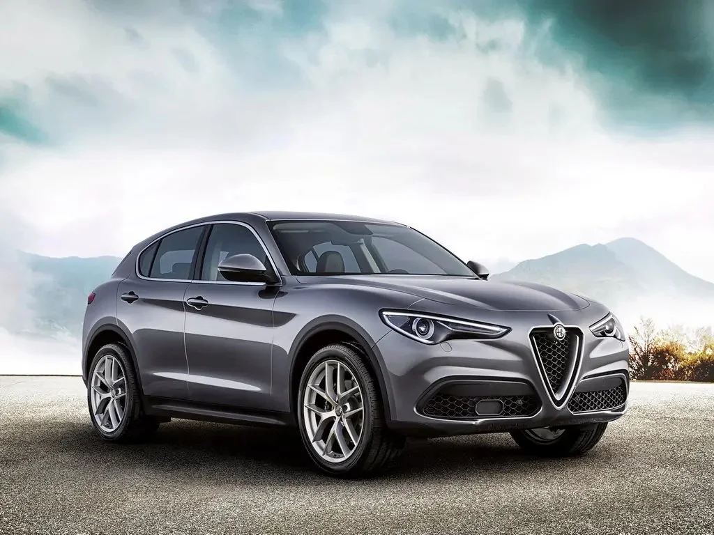 Фото Alfa Romeo Stelvio (2023) — вид спереди, фото 6. Три четверти спереди: видно и «лицо», и профиль разом Alfa Romeo Stelvio (2023) — вид спереди, фото 6