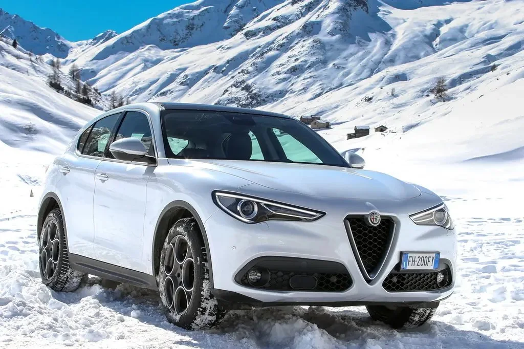 Фото Alfa Romeo Stelvio (2023) — вид спереди, фото 7. Анфас: решётка, форма фар и бампер — по ним модель и узнают на дороге Alfa Romeo Stelvio (2023) — вид спереди, фото 7