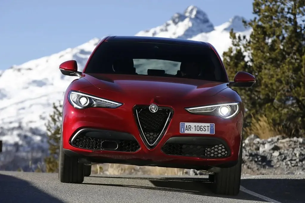 Фото Alfa Romeo Stelvio (2023) — вид спереди, фото 8. Передняя часть крупно: рисунок ходовых огней и воздухозаборники Alfa Romeo Stelvio (2023) — вид спереди, фото 8