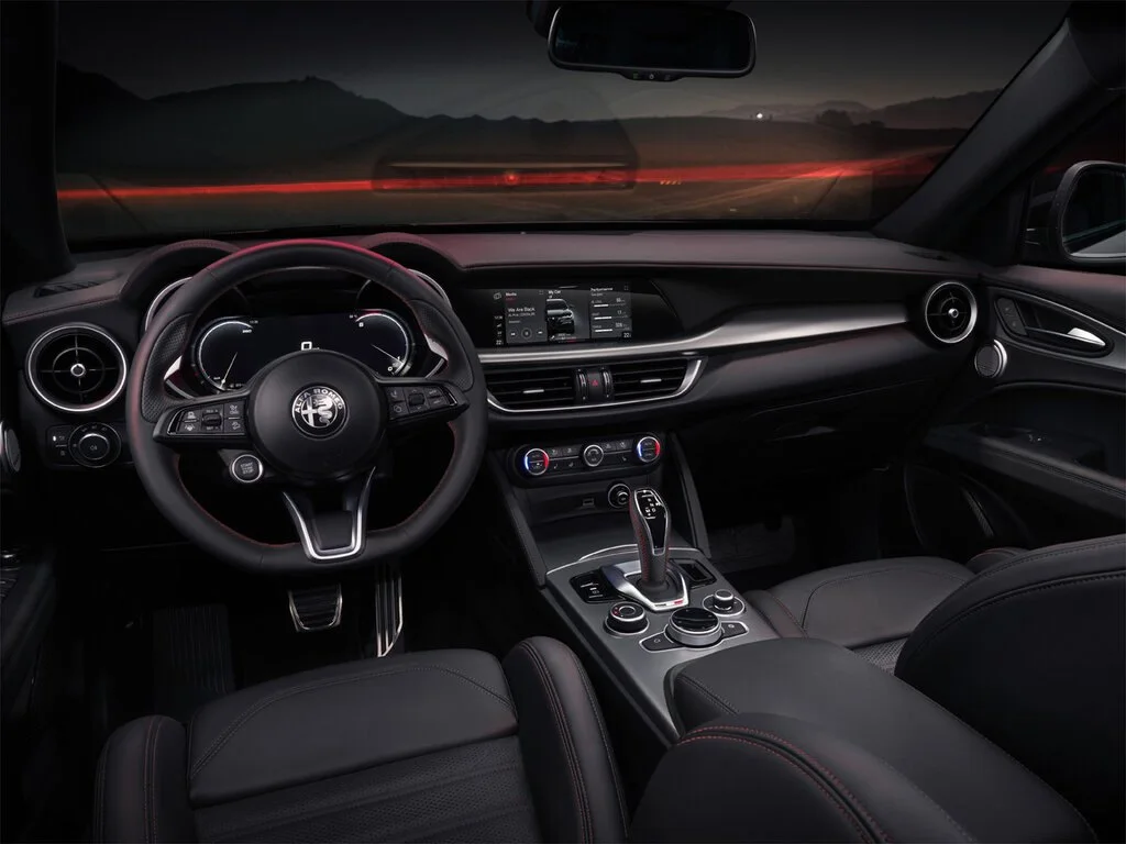 Фото Alfa Romeo Stelvio (2023) — интерьер, фото 2. Салон целиком: как расставлены кресла и что под рукой у водителя Alfa Romeo Stelvio (2023) — интерьер, фото 2