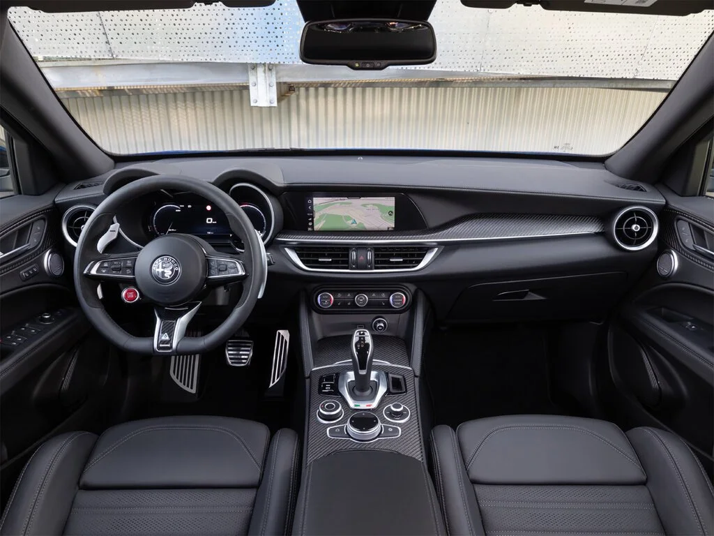 Фото Alfa Romeo Stelvio (2023) — интерьер, фото 3. Обзор салона: отделка, стыки панелей и рабочее место водителя Alfa Romeo Stelvio (2023) — интерьер, фото 3