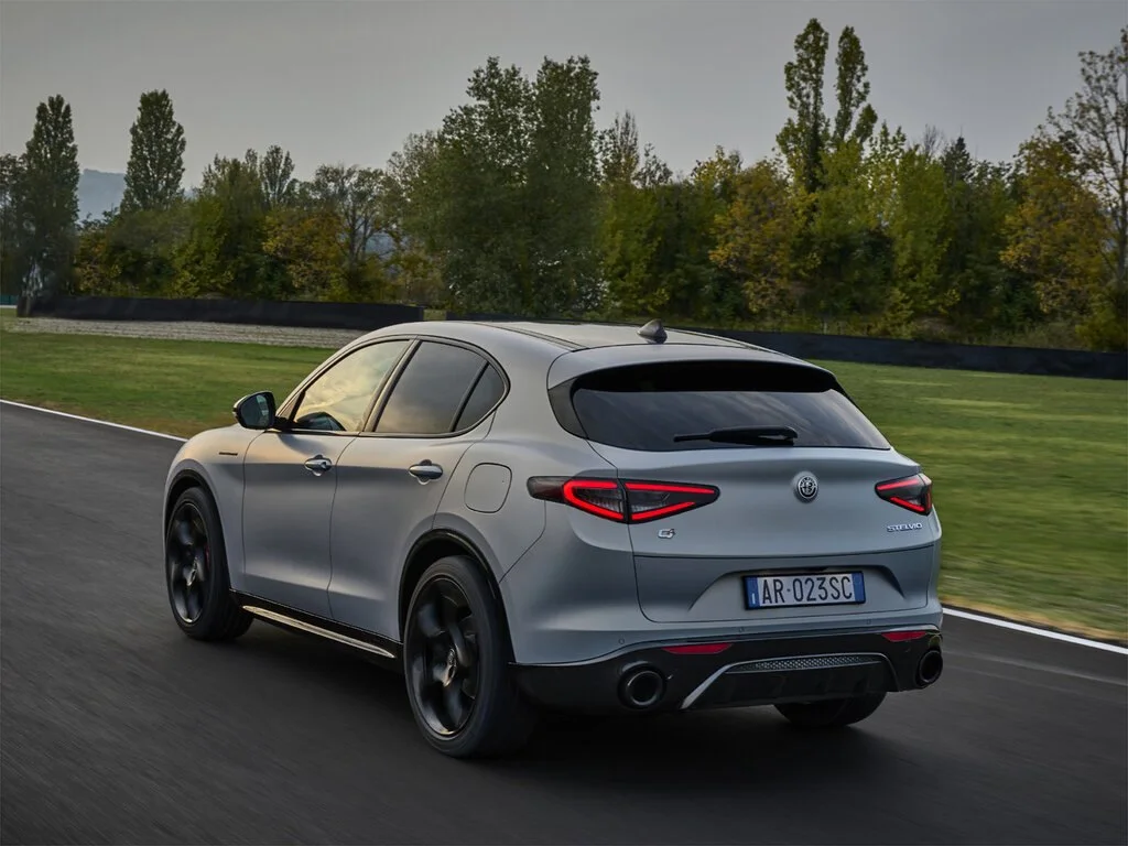 Фото Alfa Romeo Stelvio (2023) — вид сзади, фото 2. Задняя часть крупно: ширина кормы и выпускная система Alfa Romeo Stelvio (2023) — вид сзади, фото 2