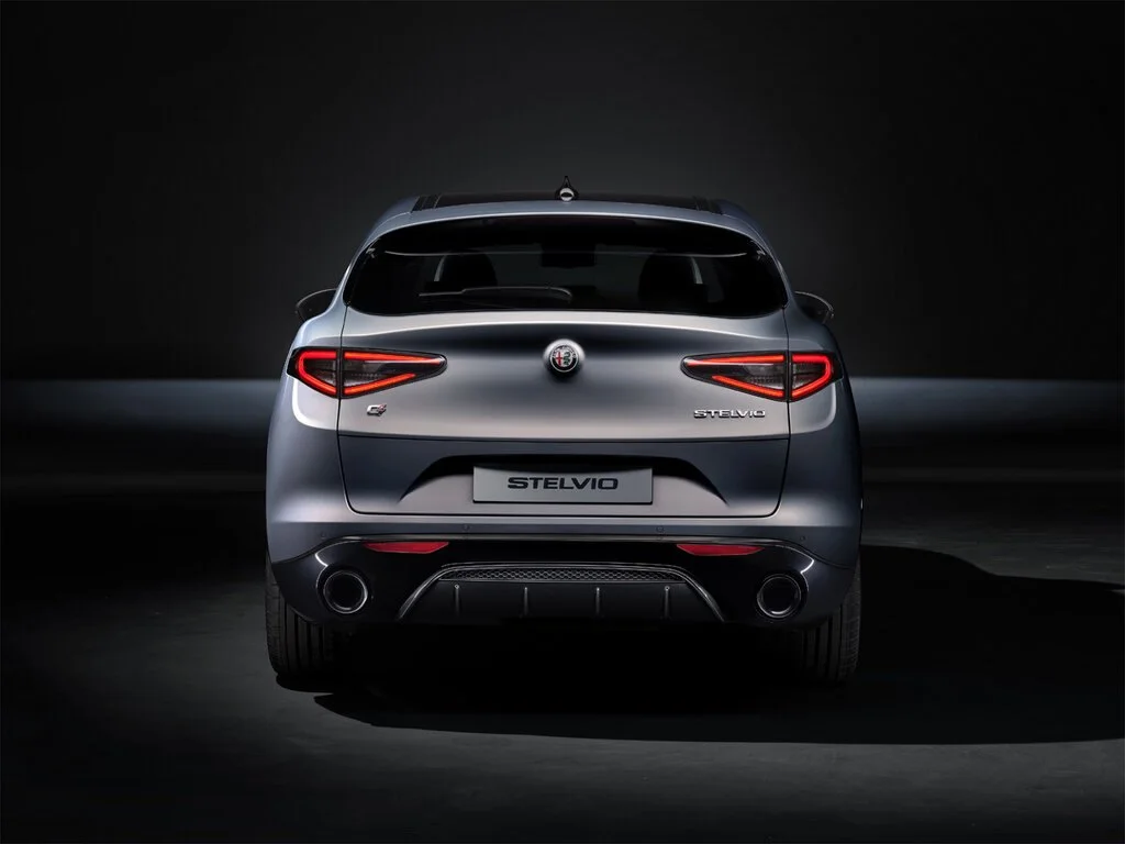 Фото Alfa Romeo Stelvio (2023) — вид сзади, фото 3. Сзади-сбоку: свес кормы и стойка пятой двери Alfa Romeo Stelvio (2023) — вид сзади, фото 3