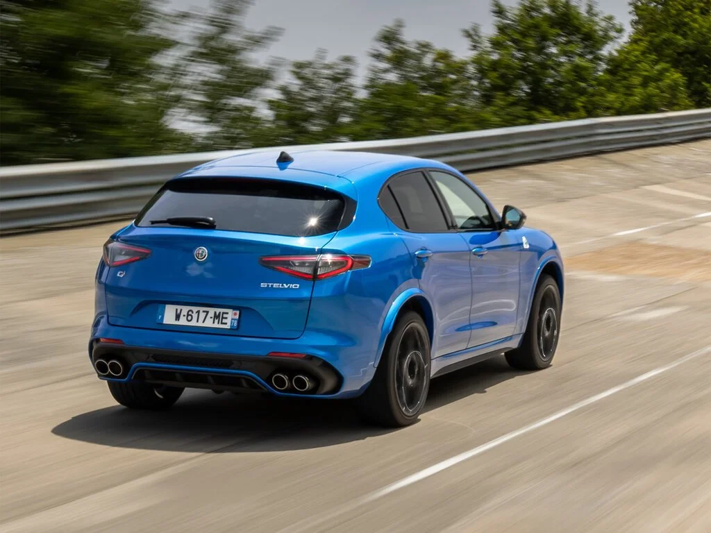 Фото Alfa Romeo Stelvio (2023) — вид сзади, фото 4. Корма: рисунок фонарей, бампер и оформление пятой двери Alfa Romeo Stelvio (2023) — вид сзади, фото 4