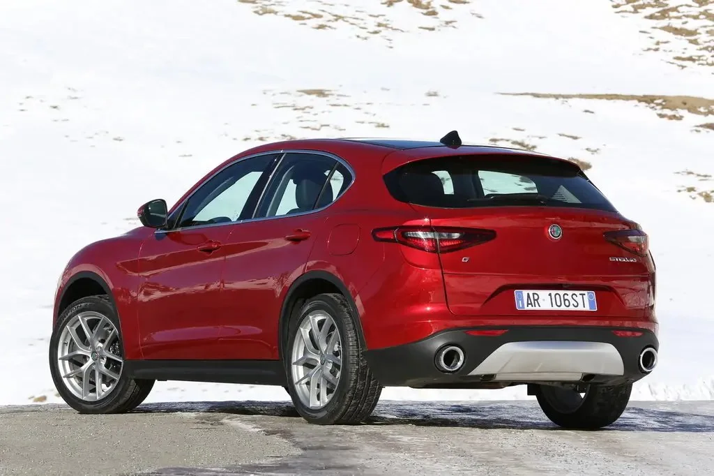 Фото Alfa Romeo Stelvio (2023) — вид сзади, фото 5. Задняя часть крупно: ширина кормы и выпускная система Alfa Romeo Stelvio (2023) — вид сзади, фото 5