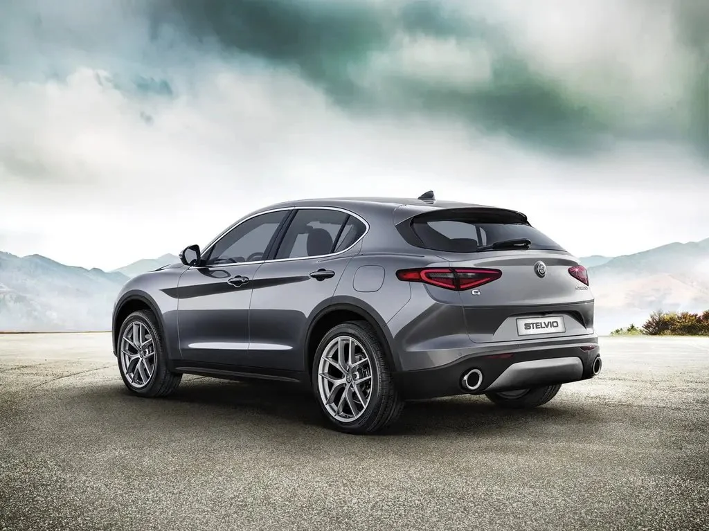 Фото Alfa Romeo Stelvio (2023) — вид сзади, фото 6. Сзади-сбоку: свес кормы и стойка пятой двери Alfa Romeo Stelvio (2023) — вид сзади, фото 6