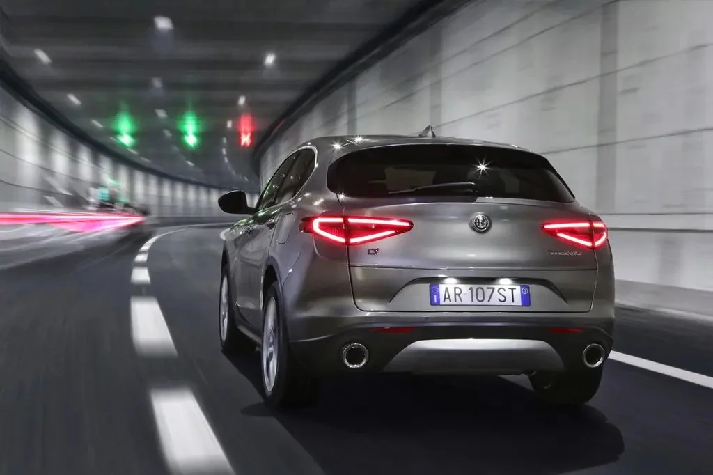 Фото Alfa Romeo Stelvio (2023) — вид сзади, фото 7. Корма: рисунок фонарей, бампер и оформление пятой двери Alfa Romeo Stelvio (2023) — вид сзади, фото 7