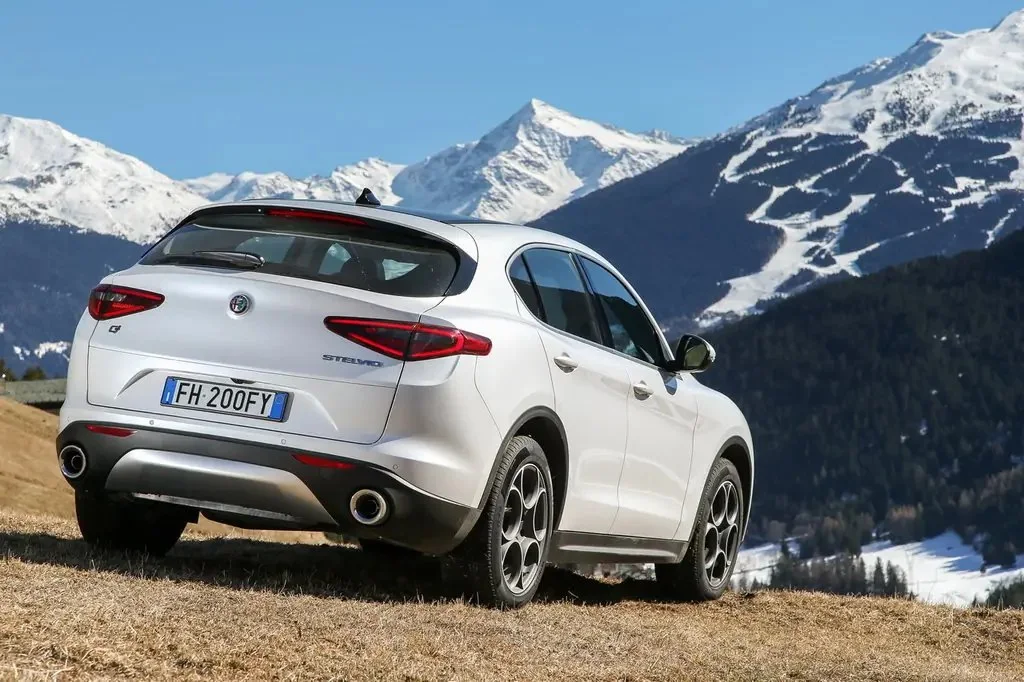 Фото Alfa Romeo Stelvio (2023) — вид сзади, фото 8. Задняя часть крупно: ширина кормы и выпускная система Alfa Romeo Stelvio (2023) — вид сзади, фото 8