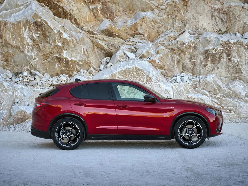 Фото Alfa Romeo Stelvio (2023) — вид сбоку. Профиль: длина кузова, линия крыши и посадка на колёсах Alfa Romeo Stelvio (2023) — вид сбоку