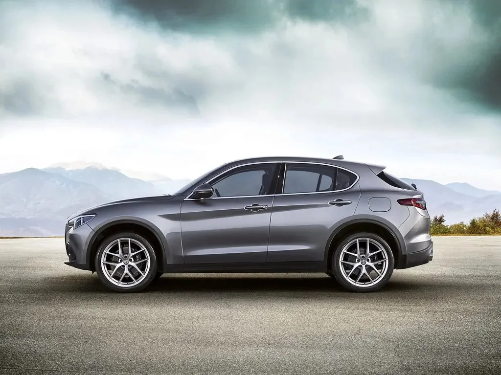 Фото Alfa Romeo Stelvio (2023) — вид сбоку, фото 2. Вид сбоку целиком: колёсная база и размер арок Alfa Romeo Stelvio (2023) — вид сбоку, фото 2
