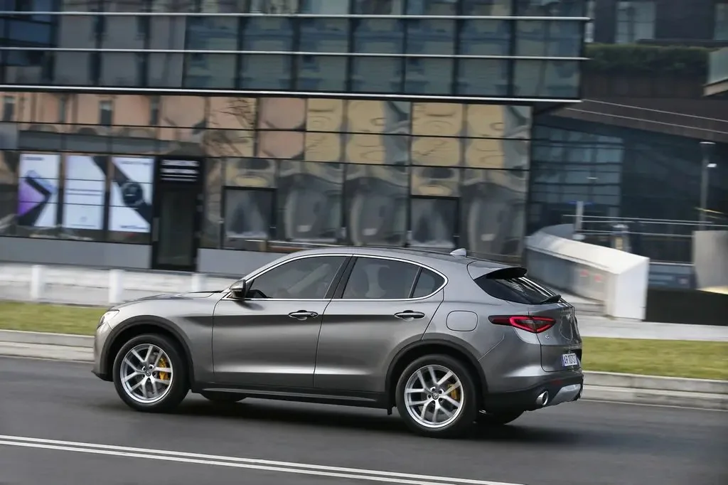 Фото Alfa Romeo Stelvio (2023) — вид сбоку, фото 3. Профиль в движении: пропорции кузова на ходу Alfa Romeo Stelvio (2023) — вид сбоку, фото 3
