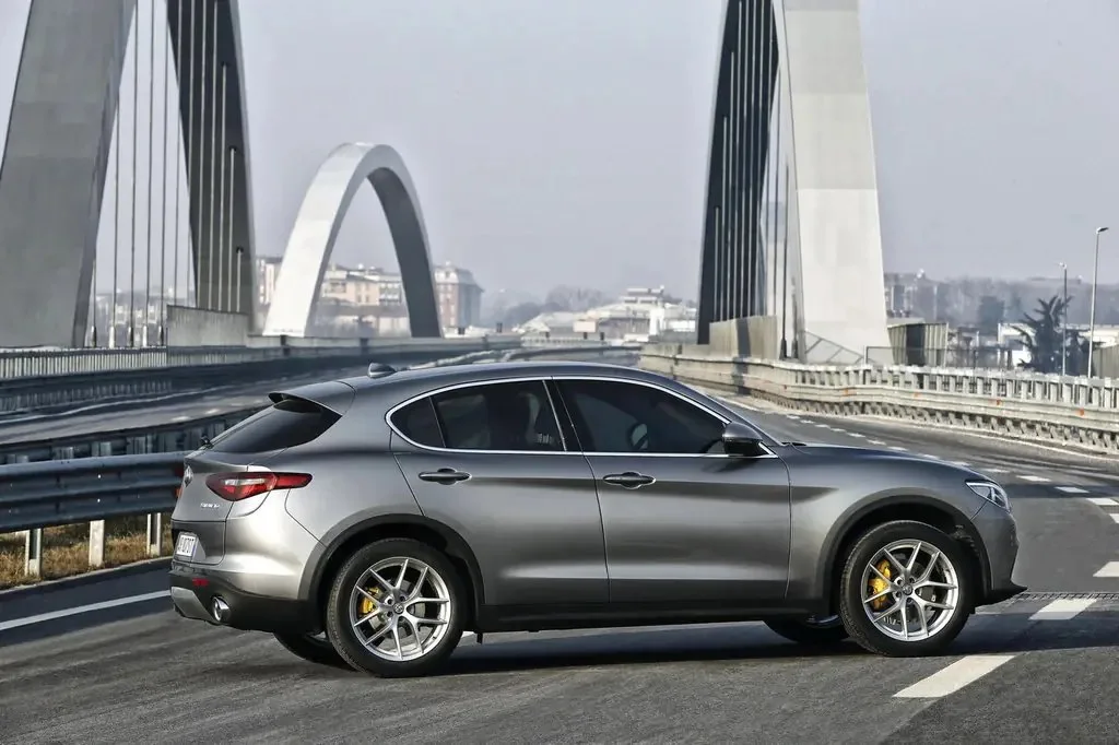 Фото Alfa Romeo Stelvio (2023) — вид сбоку, фото 4. Профиль: длина кузова, линия крыши и посадка на колёсах Alfa Romeo Stelvio (2023) — вид сбоку, фото 4