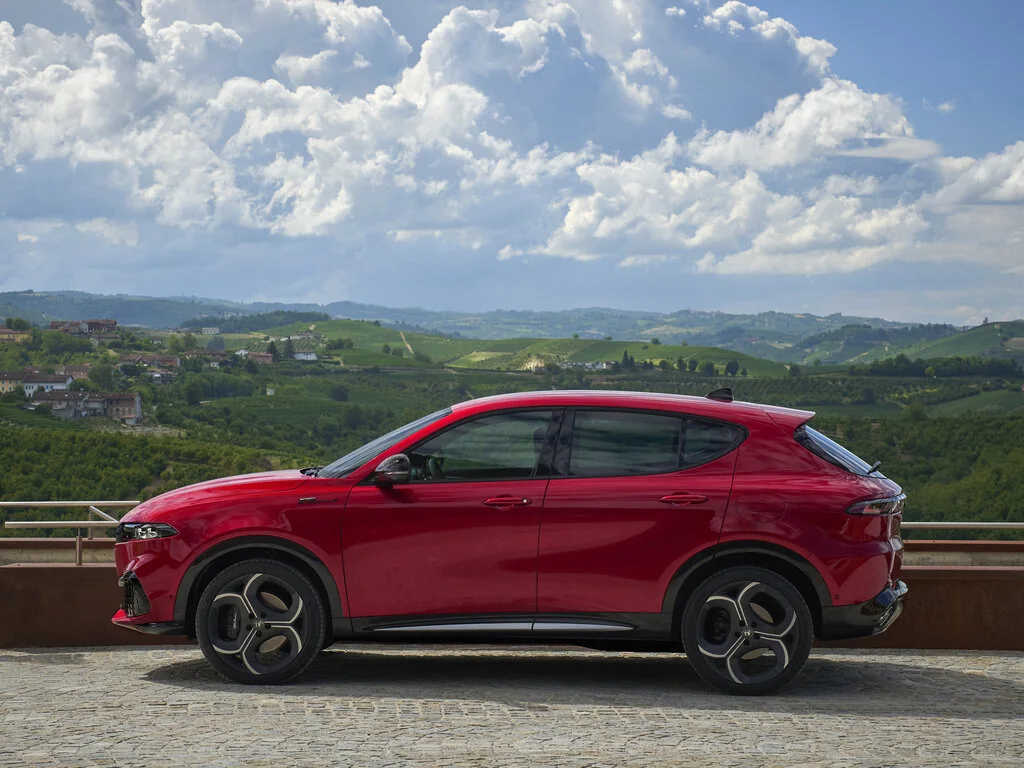 Фото Alfa Romeo Tonale (2023) — внешний вид. Кузов снаружи: пропорции и линии Alfa Romeo Tonale (2023) — внешний вид