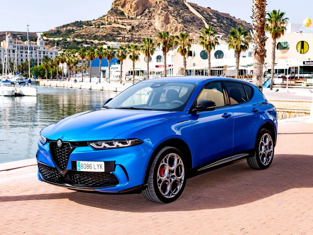 Фото Alfa Romeo Tonale (2023) — вид спереди, фото 5. Передняя часть крупно: рисунок ходовых огней и воздухозаборники Alfa Romeo Tonale (2023) — вид спереди, фото 5