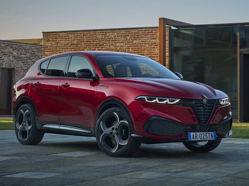 Фото Alfa Romeo Tonale (2023) — вид спереди, фото 6. Три четверти спереди: видно и «лицо», и профиль разом Alfa Romeo Tonale (2023) — вид спереди, фото 6