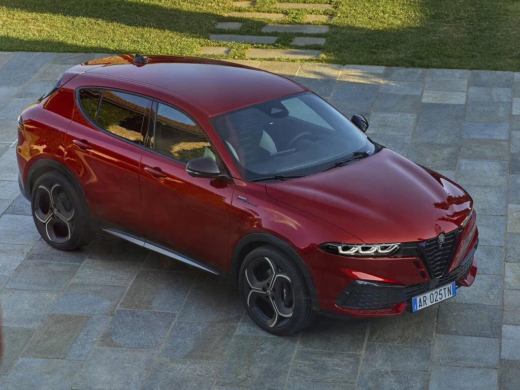 Фото Alfa Romeo Tonale (2023) — вид спереди, фото 7. Анфас: решётка, форма фар и бампер — по ним модель и узнают на дороге Alfa Romeo Tonale (2023) — вид спереди, фото 7