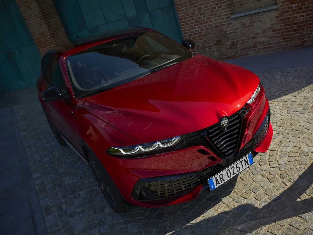 Фото Alfa Romeo Tonale (2023) — вид спереди, фото 8. Передняя часть крупно: рисунок ходовых огней и воздухозаборники Alfa Romeo Tonale (2023) — вид спереди, фото 8