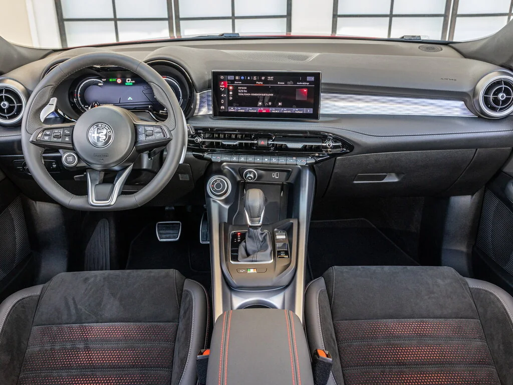 Фото Alfa Romeo Tonale (2023) — интерьер. Общий план салона: панель, консоль и передние кресла Alfa Romeo Tonale (2023) — интерьер