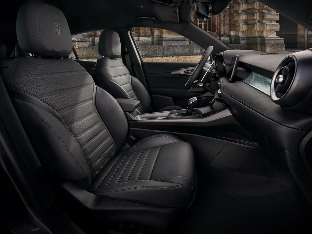 Фото Alfa Romeo Tonale (2023) — интерьер, фото 3. Обзор салона: отделка, стыки панелей и рабочее место водителя Alfa Romeo Tonale (2023) — интерьер, фото 3