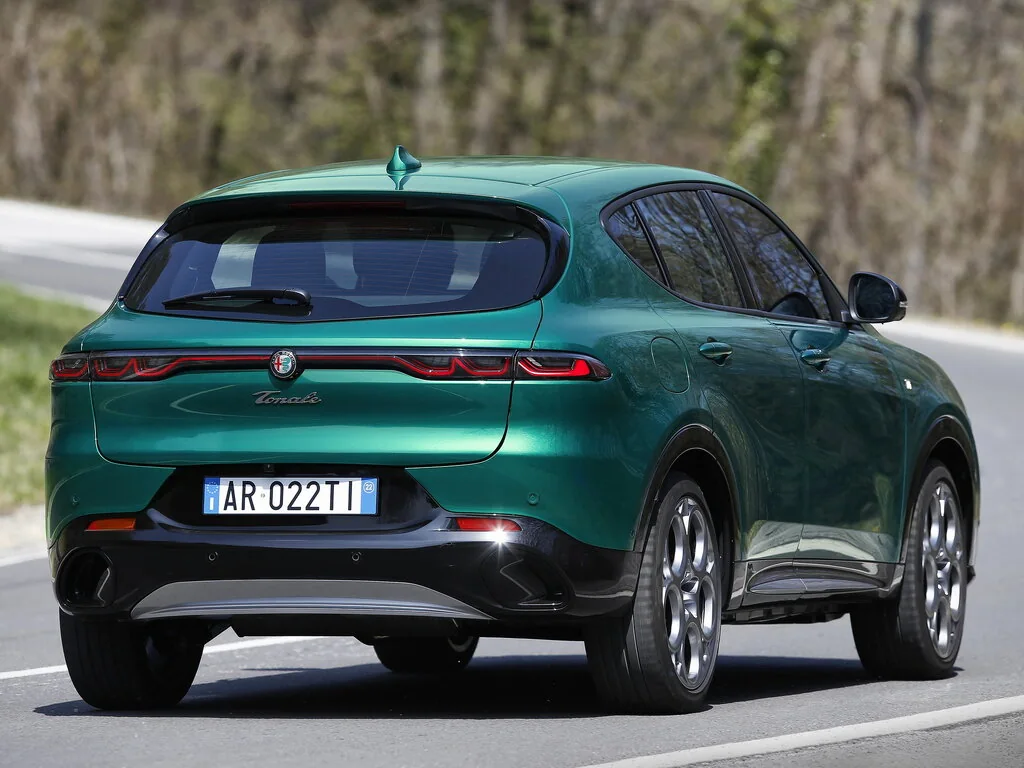 Alfa Romeo Tonale (2023) — вид сзади