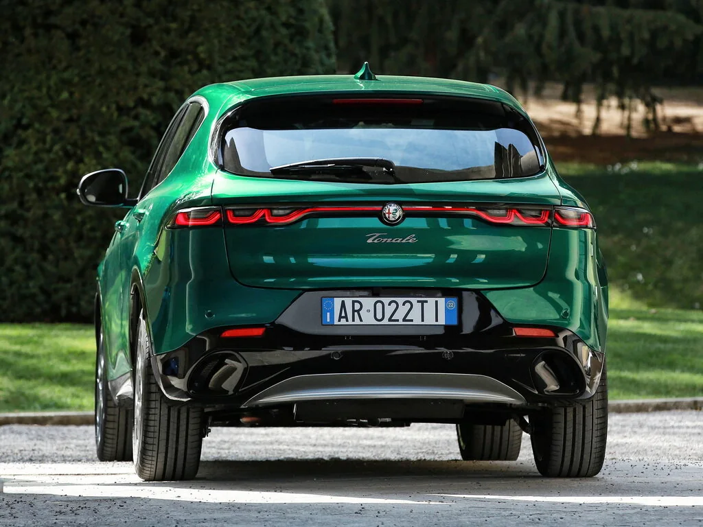 Фото Alfa Romeo Tonale (2023) — вид сзади, фото 2. Задняя часть крупно: ширина кормы и выпускная система Alfa Romeo Tonale (2023) — вид сзади, фото 2