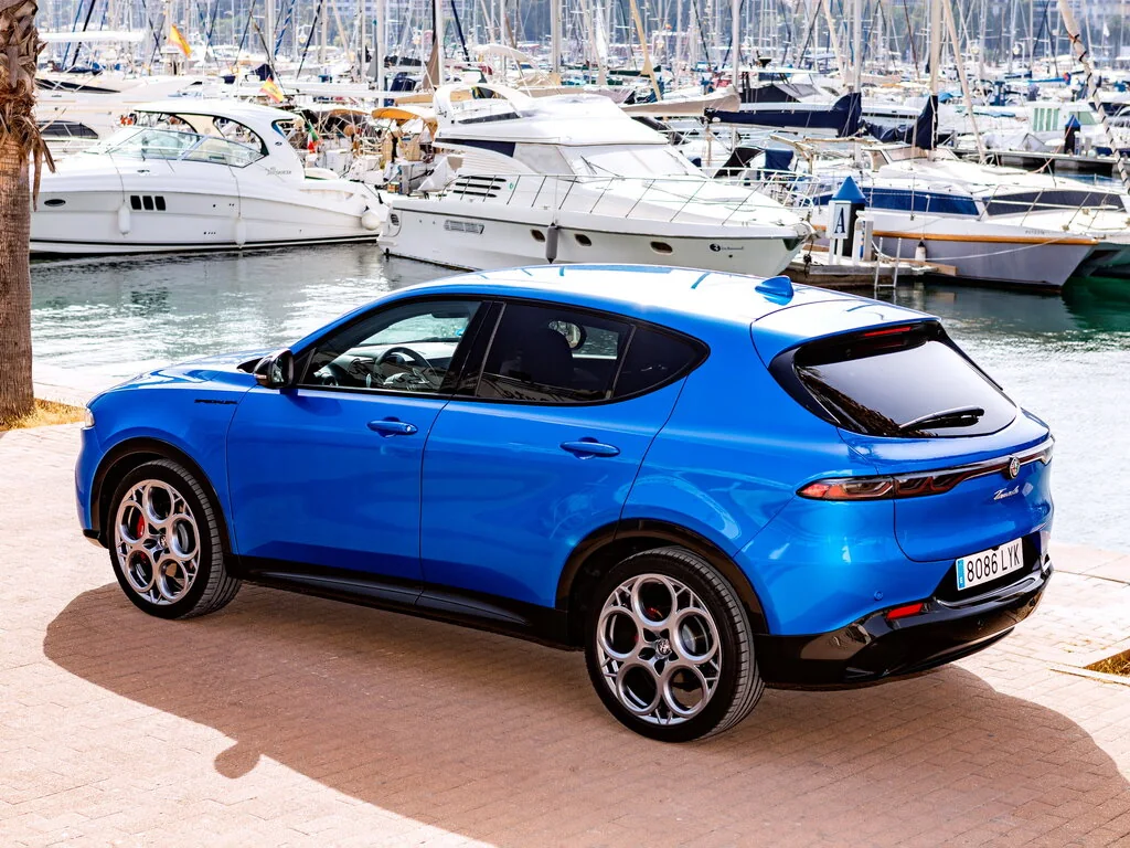 Фото Alfa Romeo Tonale (2023) — вид сзади, фото 3. Сзади-сбоку: свес кормы и стойка пятой двери Alfa Romeo Tonale (2023) — вид сзади, фото 3