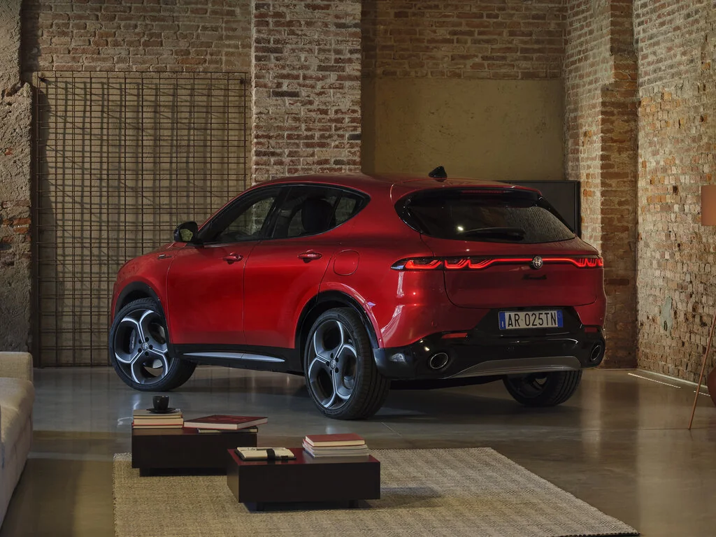 Фото Alfa Romeo Tonale (2023) — вид сзади, фото 5. Задняя часть крупно: ширина кормы и выпускная система Alfa Romeo Tonale (2023) — вид сзади, фото 5