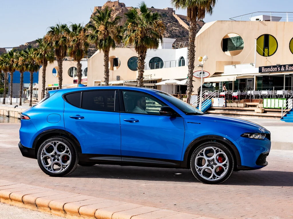Alfa Romeo Tonale (2023) — вид сбоку