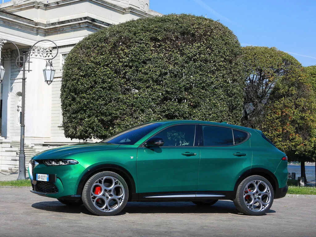 Фото Alfa Romeo Tonale (2023) — вид сбоку, фото 2. Вид сбоку целиком: колёсная база и размер арок Alfa Romeo Tonale (2023) — вид сбоку, фото 2