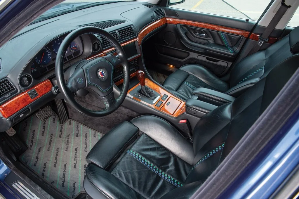 Фото Alpina B12 (2001) — интерьер. Общий план салона: панель, консоль и передние кресла Alpina B12 (2001) — интерьер