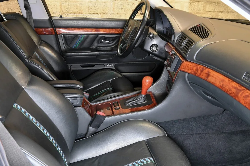 Фото Alpina B12 (2001) — интерьер, фото 2. Салон целиком: как расставлены кресла и что под рукой у водителя Alpina B12 (2001) — интерьер, фото 2