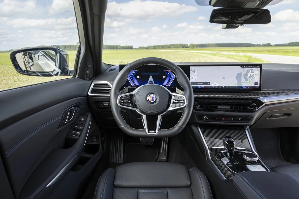 Фото Alpina B3 (2024) — передняя панель. Архитектура передней панели: экраны, дефлекторы и отделка Alpina B3 (2024) — передняя панель