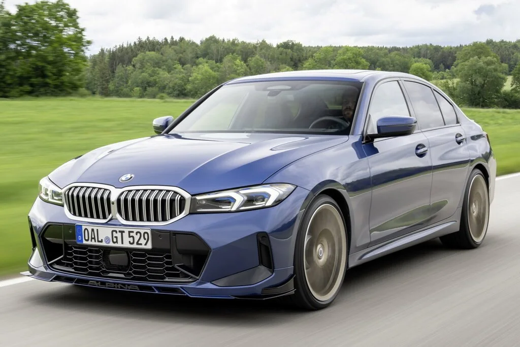 Фото Alpina B3 (2024) — вид спереди, фото 3. Три четверти спереди: видно и «лицо», и профиль разом Alpina B3 (2024) — вид спереди, фото 3