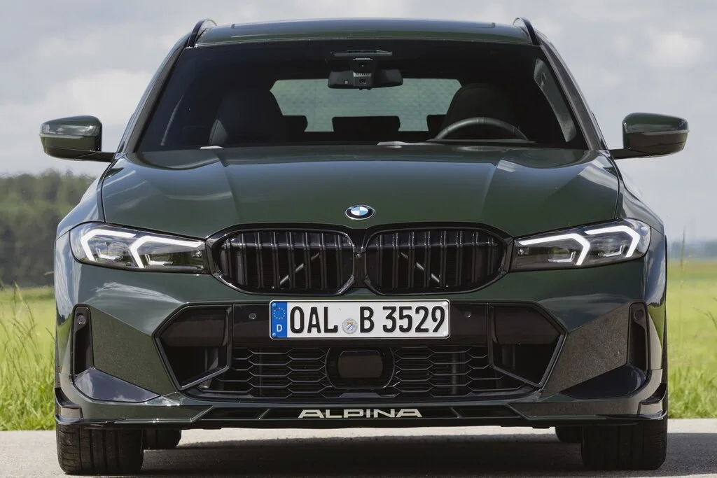 Фото Alpina B3 (2024) — вид спереди, фото 5. Передняя часть крупно: рисунок ходовых огней и воздухозаборники Alpina B3 (2024) — вид спереди, фото 5