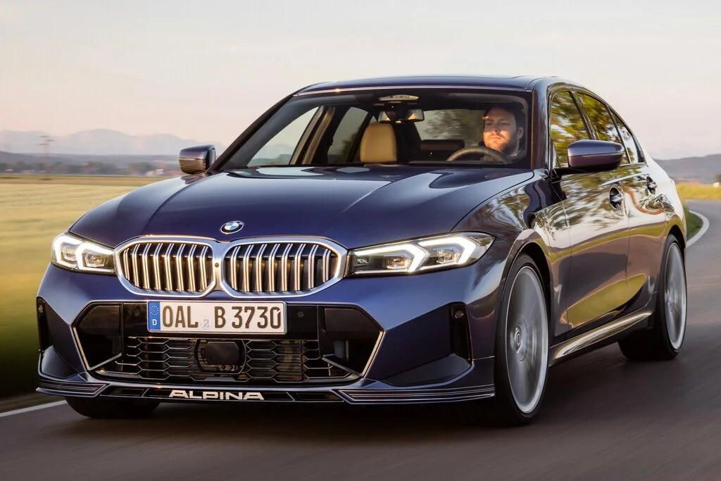 Фото Alpina B3 (2024) — вид спереди, фото 8. Передняя часть крупно: рисунок ходовых огней и воздухозаборники Alpina B3 (2024) — вид спереди, фото 8